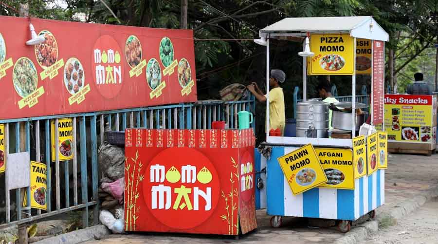 Stationed at one end of the park is a host of eateries for visitors to indulge in. One can get their hands on a steaming plate of momos, cheesy pizzas, or even a ‘momo pizza’!