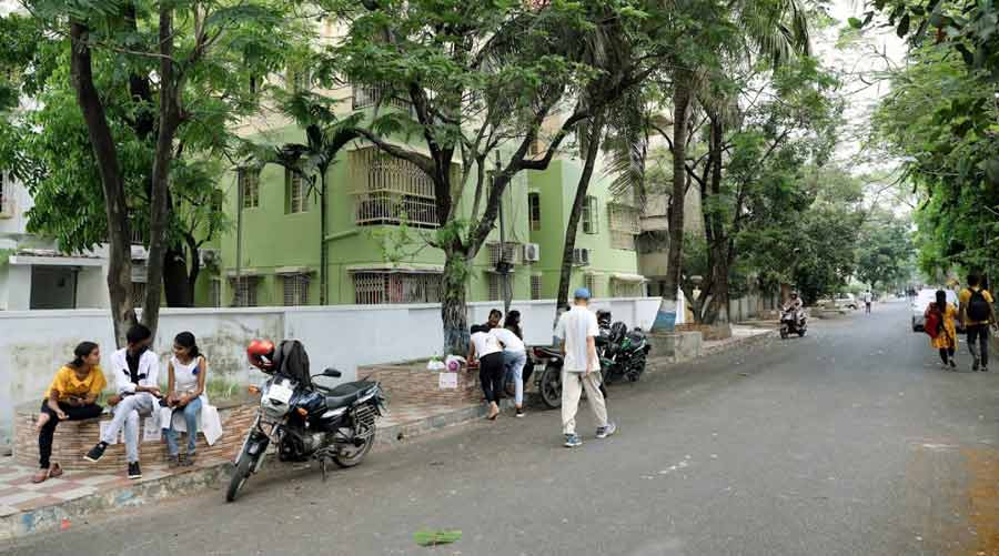 Youngsters usually prefer to hang out ‘gaacher tolaye’ on the pavement rather than the benches, for it’s closer to the street shops selling bhutta and pani-puri.