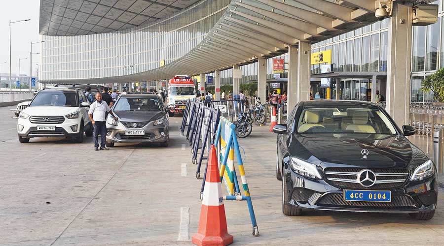 Errant cars trigger traffic chaos at Kolkata airport
