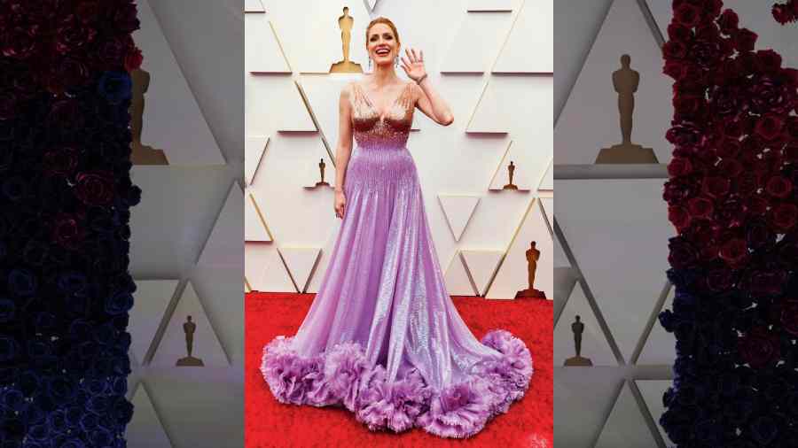 The Eyes of Tammy Faye actress Jessica Chastain not only rocked bling like a pro but she also worked a lot of textures via her ombre Gucci gown that had a gold bodice and a lilac skirt adorned with tulle ruffles. There’s a lot going on in her outfit but the Oscar nominee shined bright like a diamond!