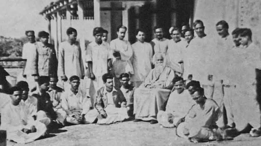 The Sriniketan community with Tagore, 1936; among others are Nandalal Bose, Santosh Bhanja, Sudhindra Chandra Ray and Tarak Dhar