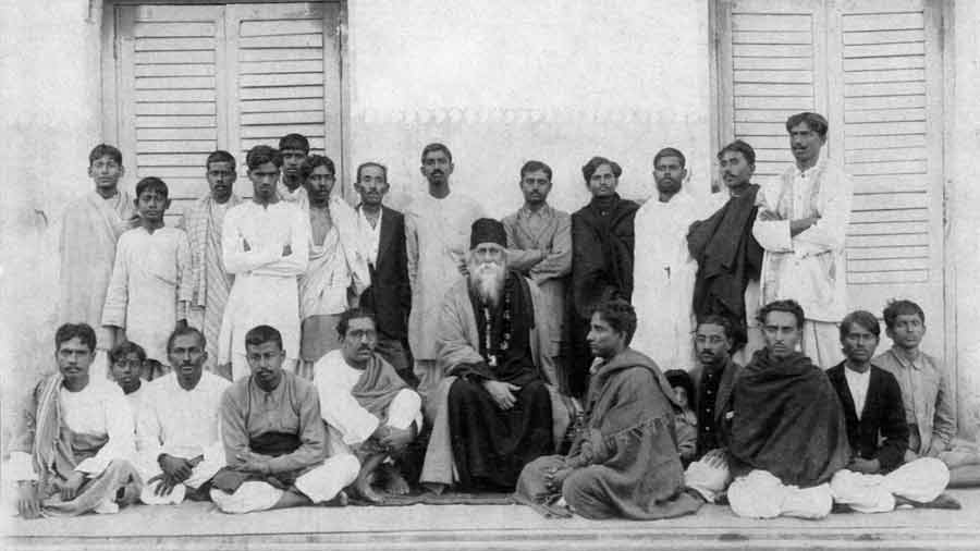 Sriniketan community with Rabindranath 