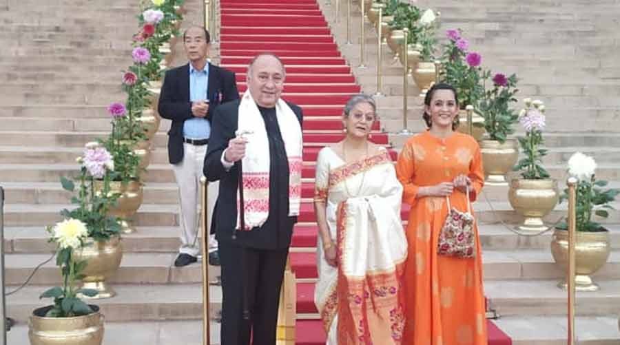 Actor Victor Banerjee with the award in front of Rashtrapati Bhavan. He is accompanied by wife Maya and younger daughter Keya