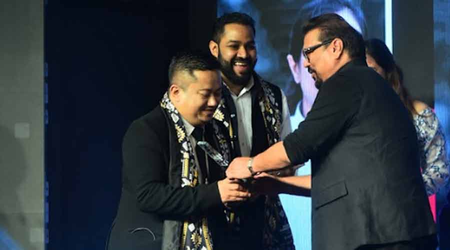 Joel, who ranked #27 on India’s Top #30 Chefs list by Culinary Culture, receives the award from Vir Sanghvi on March 19, 2022  