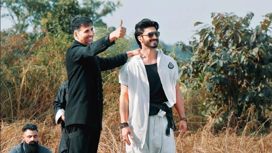 Akshay Kumar with Vidyut Jammwal in a special episode of India’s Ultimate Warrior, on Discovery+