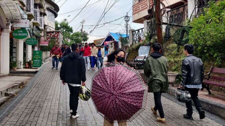 Rainy weather in Darjeeling fails to dampen tourist spirits 