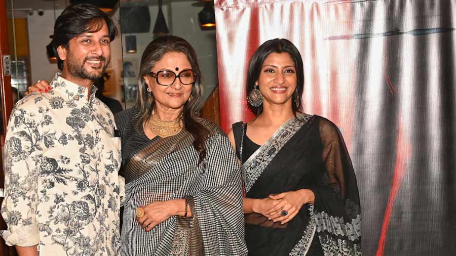  Director Aparna Sen (centre) with Tanmay Dhanania and Konkona Sen Sharma at Cafe Mezzuna (Forum Mall) for the after-party of The Rapist screening at KIFF