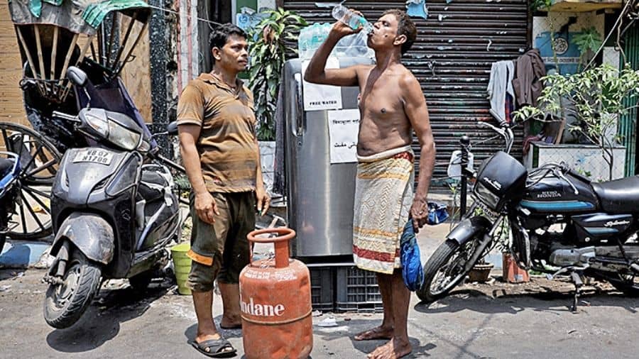 Two residents of Alimuddin Street have set up a community fridge for passers-by where cold water is available for free all day. 
