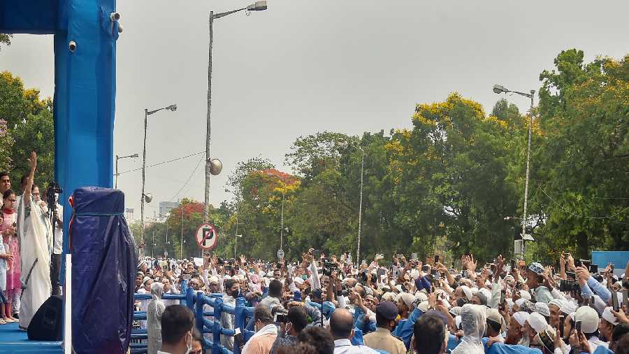 Mamata Banerjee addresses Muslims after they offered prayers at the Red Road