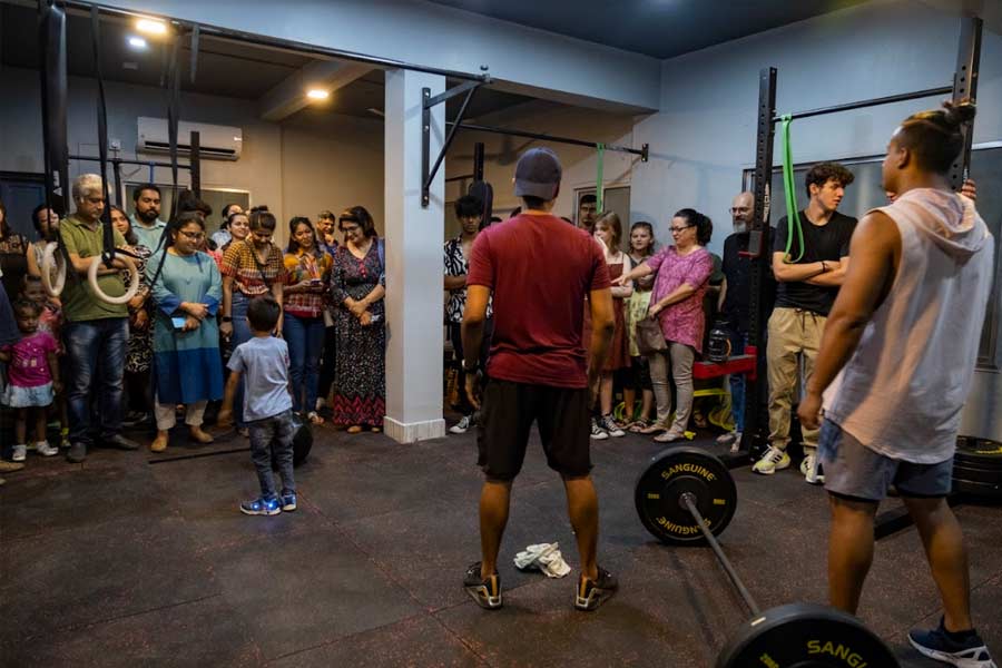 Through the cafe-cum-waiting area, visitors were taken to the first stop for the evening, which was the crossfit gym on the ground floor. Here, fitness instructor Manan, who had flown down from Mussoorie gave visitors a brief rundown of what crossfit training is. ‘Crossfit is different varieties of functional and compound movements put together to do high intensity interval training’, he said, before going on to demonstrate a crossfit exercise alongside fellow instructor William Nag. Crossfit classes will be taking place in the gym from 6am to 8am and 6pm to 8pm everyday