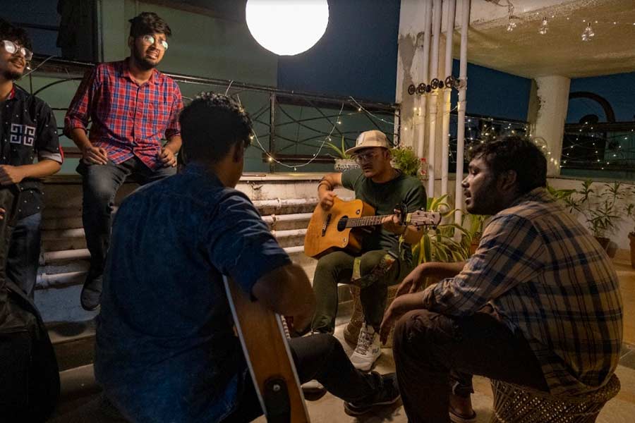 Visitors were then ushered up to the terrace, which was teeming with musicians jamming to various popular english and hindi numbers. These musicians, some of whom are regulars at Chaitown’s popular open mics in the city, brought the crowd alive with their songs