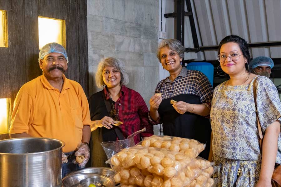 Nestled in a corner of the terrace, in what was a quintessentially Kolkata experience, was a phuchka and jhalmuri stand! Be it khatta paani, meetha paani (or even a mix of the two), extra jhaal or no jhaal at all, the jovial man at the stands catered to his various customers and their range of demands with patience and a broad smile on his face