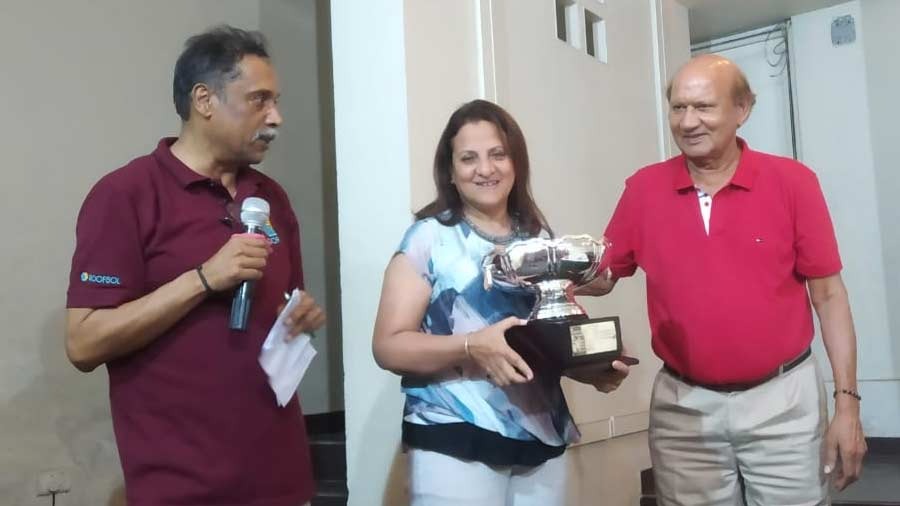 Mamta Bhargava receives the Bruno Cup from Satish Dhall (far right) after being named as the overall winner of the tournament. The Bruno Cup is sponsored by Victor Banerjee in the name of his father, who was the founder president of the Planters Society of Eastern India