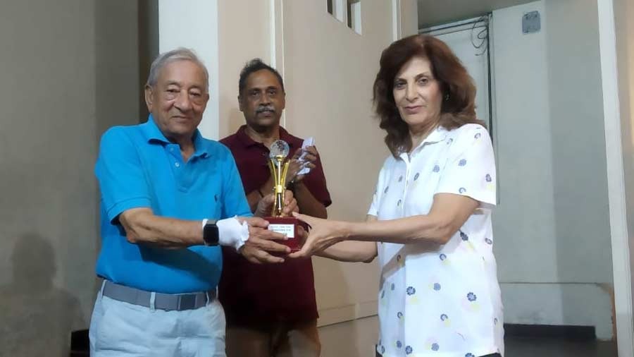 Sonia Burman receives with the Invitation Cup