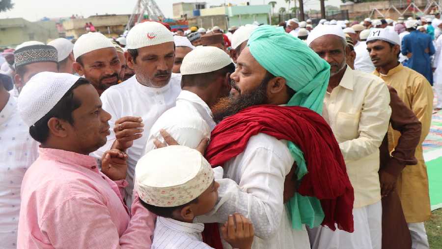 It's time for bonhomie after Namaz at Eidgah Balu Bankar, Jharia