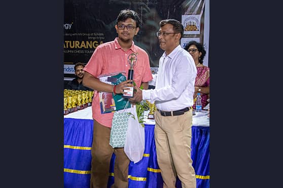 Grandmaster Dibyendu Barua handed over the winner’s trophy to the 20-year-old Pointer, Mitrabha Guha, who also holds the Grandmaster title.