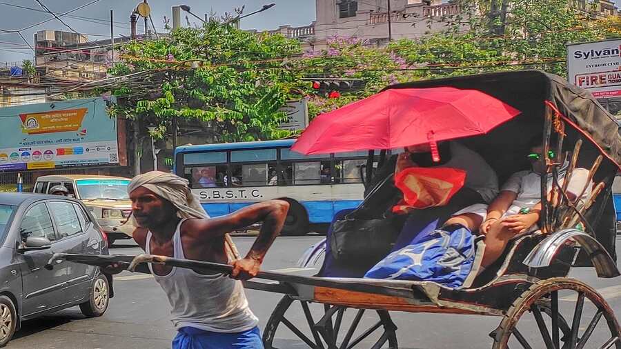 A school boy returning home by rickshaw last week. The schools said the government officials requested them to follow the state government’s circular, which prescribed summer vacation from May 2 to June 15 this year because of the heat wave-like conditions last week.
