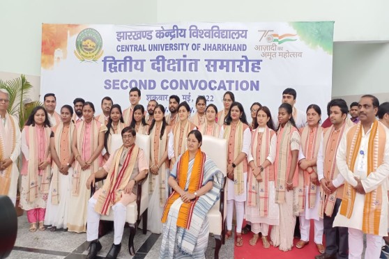 Union minister of state for education Annapurna Devi (seated) and Central University of Jharkhand vice-chancellor Kshitij Bhushan Das with the students. 