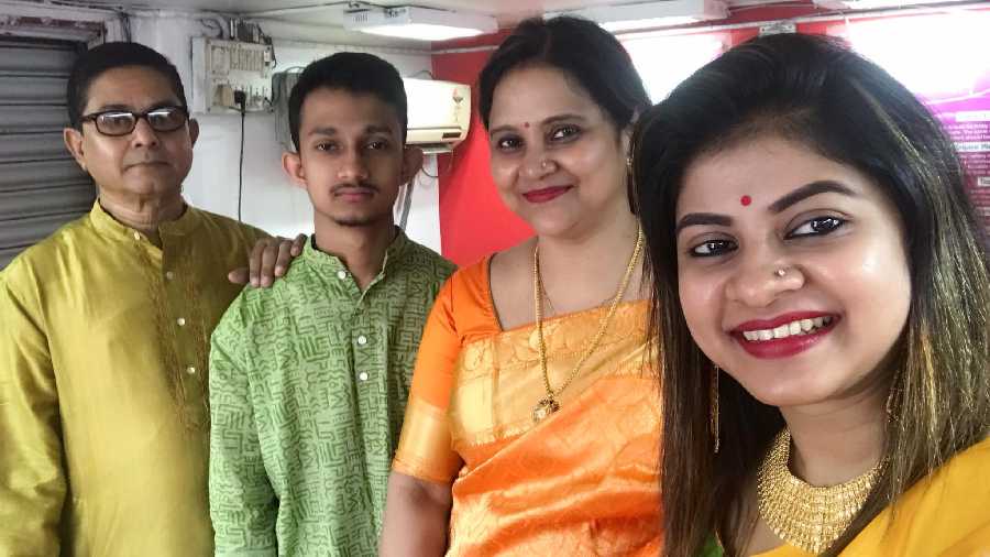 For entrepreneur Poulami Roychowdhury (R), here's a happy photo-op with entire family