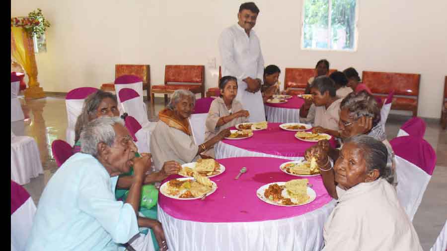 Inmates enjoying the feast at Amantrann Vatika, Dhaiya, Dhanbad
