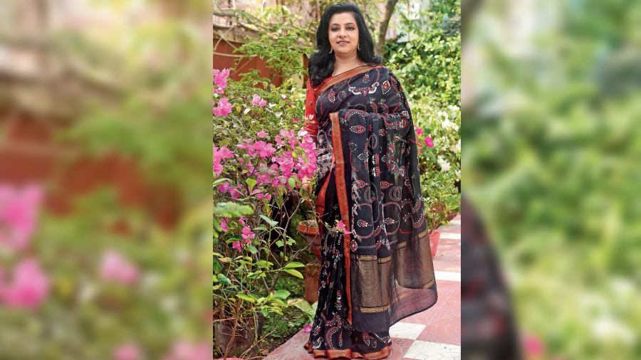 Dona looked stunning in this black Mangalgiri cotton with Bengal jewellery motifs done in kantha embroidery. The red jamdani blouse had bel phool motifs hand-embroidered all over.