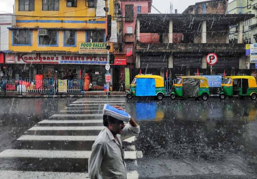 Jodhpur Park: Within seconds, big raindrops came lashing and pedestrians caught unawares could be seen covering their heads and scurrying for shelter.  