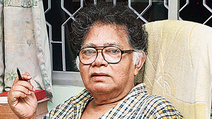 Mukhopadhyay says that he enjoyed a close friendship with Sunil Gangopadhyay despite constant speculation about their literary rivalry