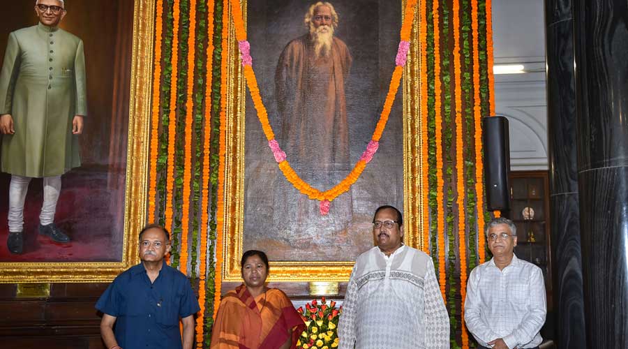 Secretary-General of Lok Sabha Utpal Kumar Singh, Minister of State for Social Justice and Empowerment Pratima Bhoumik , TMC leader Sukhendu Sekhar Roy and others after paying floral tribute to Nobel laureate Rabindranath Tagore on his 161st birth anniversary, at Central Hall of Parliament House, in New Delhi.