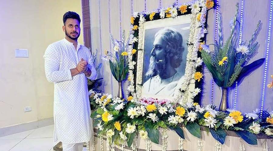Manoj Tiwary pays tribute to the great poet.