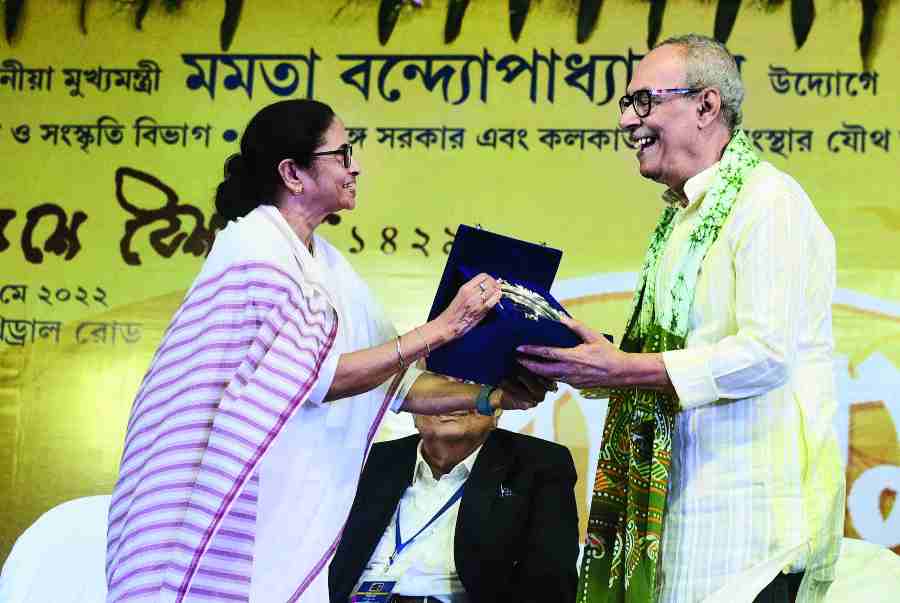  CM Mamata Banerjee honours Shirshendu Mukhopadhyay on Rabindranath Tagore’s birth anniversary on Monday.