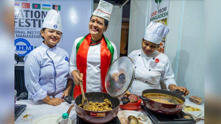 Jaheda Begum with young chefs at IIHM 
