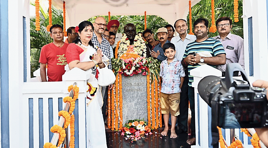 Tata Steel officials and Jamshedpur residents pay homage before the bust of PN Bose on Thursday.