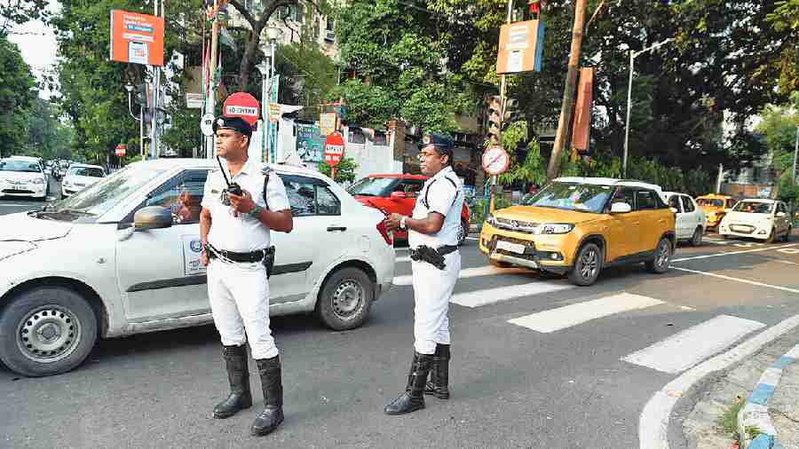 Kolkata traffic cops on roads with arms after 10 years