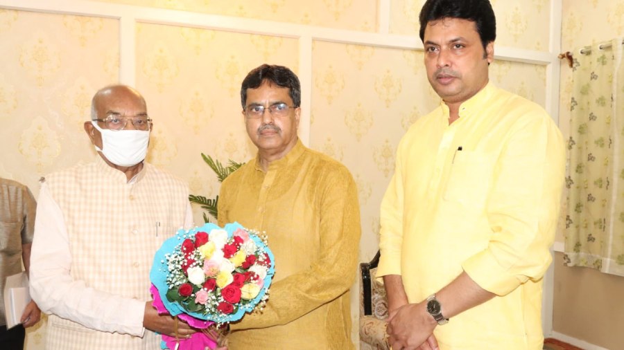 Manik Saha (middle) with Biplab Kumar Deb (to his left)  and state Governor Satyadeo Narain Arya