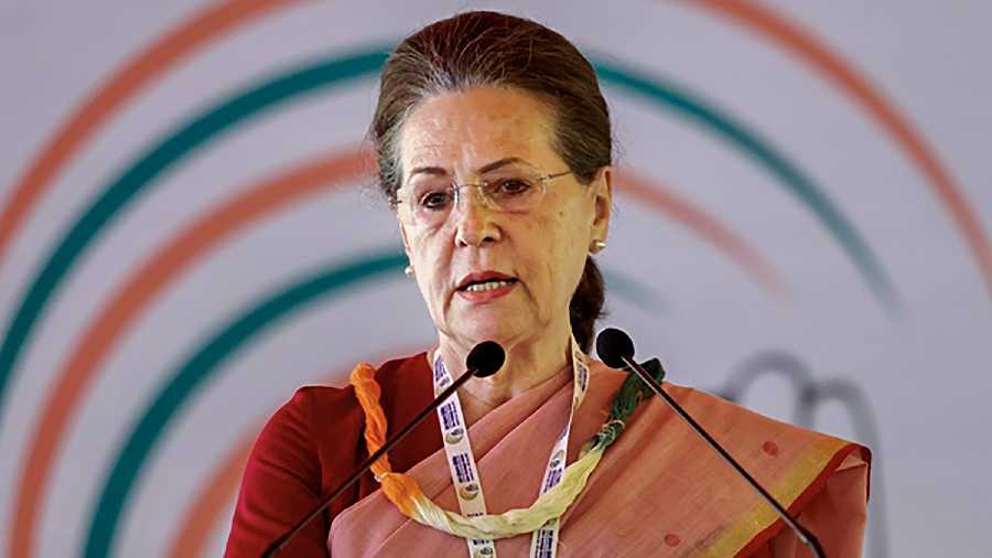 Sonia Gandhi: protest peacefully