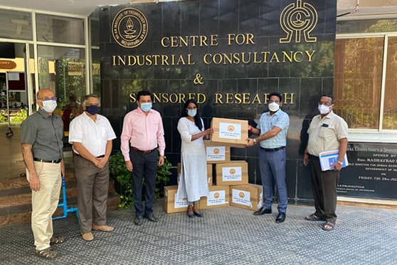Jane Prasad, registrar, IIT Madras, and other officials, handing BiPAP Units funded by IIT-M Alumni to Chennai Corporation Officials during 2021