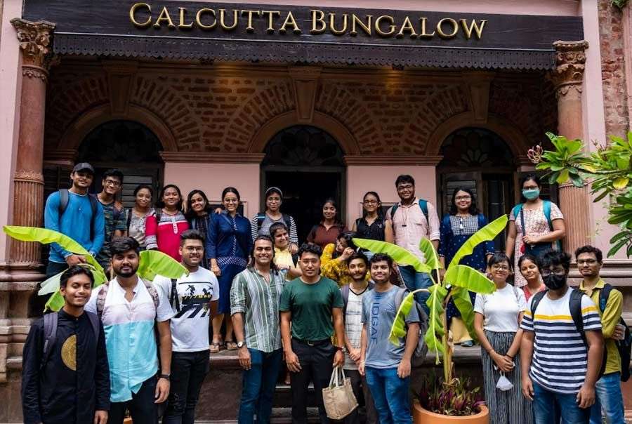 A group of 30 students from the School of Architecture at Salt Lake’s Techno India University went on a walking tour on May 14, led by Iftekhar Ahsan, founder of Calcutta Walks and general manager of Calcutta Bungalow. The walk, which got underway at noon from Calcutta Bungalow on Fariapukur’s Radha Kanta Jew Street, was intended to give the architects in-the-making an idea of what it takes to restore old spaces and rejuvenate them. In the words of Iftekhar, it was about “creating a balance between the old and the new.” 