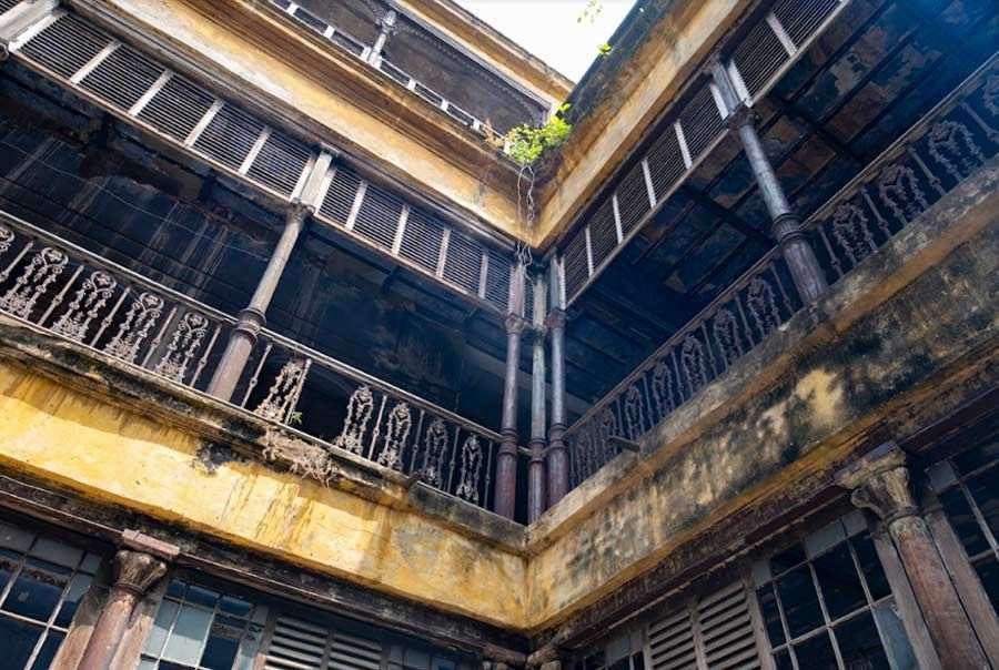 After setting off from Calcutta Bungalow, the first stop for the students was Mitra Bari on Shyampukur Street, near Hatibagan. Built sometime in the late 19th century, the building presently stands partitioned in two, with one of the sections looking at an imminent renovation