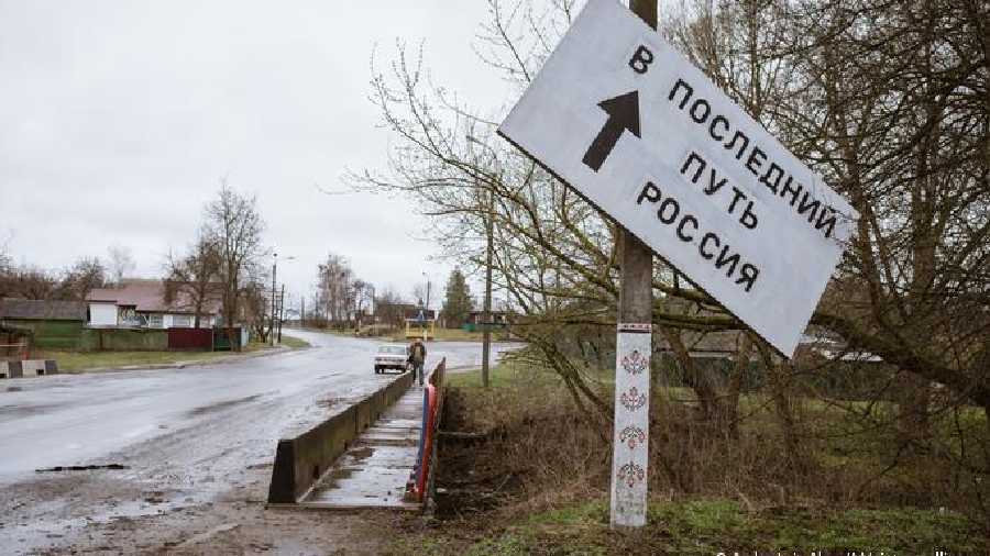 The sign, addressed to Russian soldiers, reads: 'This is the way to your grave'