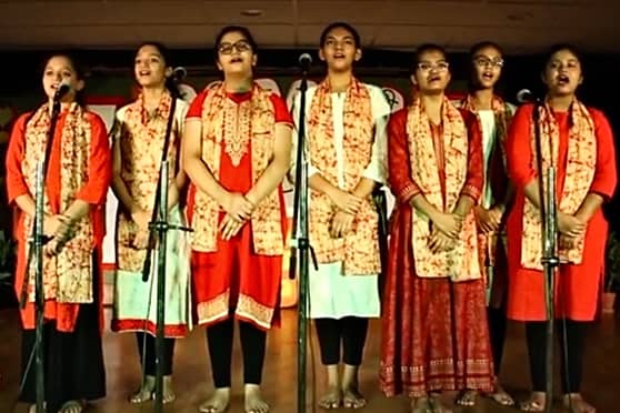 The school choir of Sushila Birla Girls’ School sang Sajani sajani, Aye tobe sohochori, Maharajo eki saje. The programme was recorded in the school auditorium and uploaded on Facebook. 