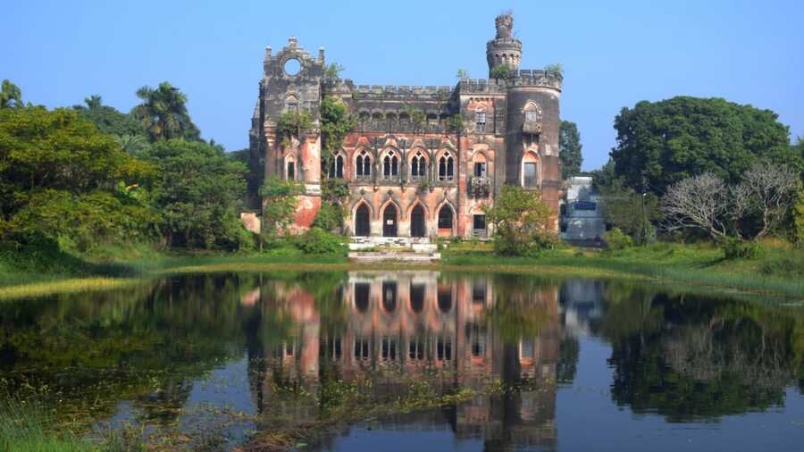 Dhanyakuria is often referred to as the village of palaces and among the prominent old mansions here is the Gaine Castle or Gaine Baganbari