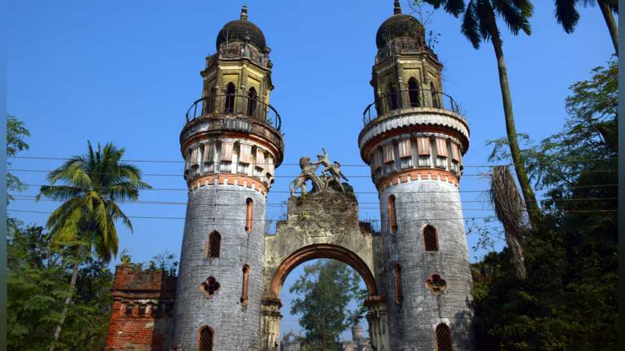 The Gaine Baganbari resembles a European estate or castle but also has features that blend different architectural styles of the time
