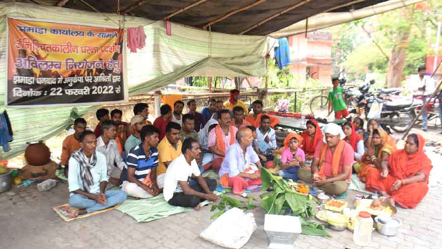 Dependents of civic body JMADA deceased employees of Dhanbad perform ritual of Puja and Hawan during their Dharna in front of the JMADA Head Office 