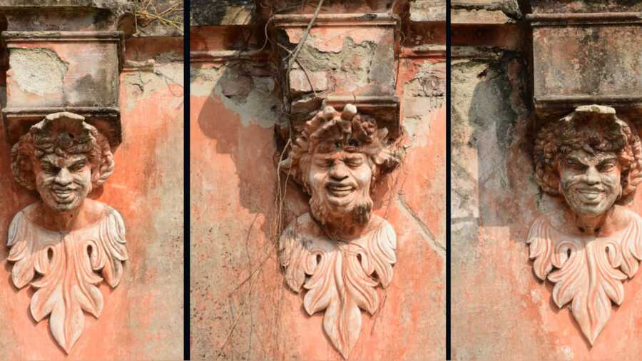 Sculptures of laughing jesters on the facade of Gaine Garden