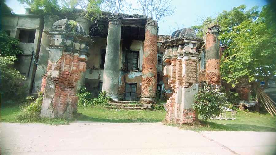 The dilapidated Radha Kunja zamindar palace in Sukharia village, Hooghly, where Mrinal Sen filmed Aakaler Sandhane 