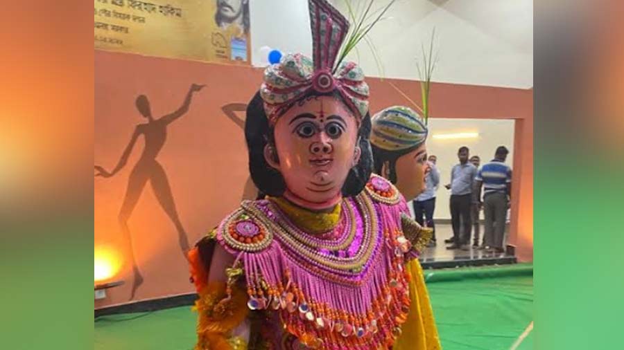 A Chhau dancer