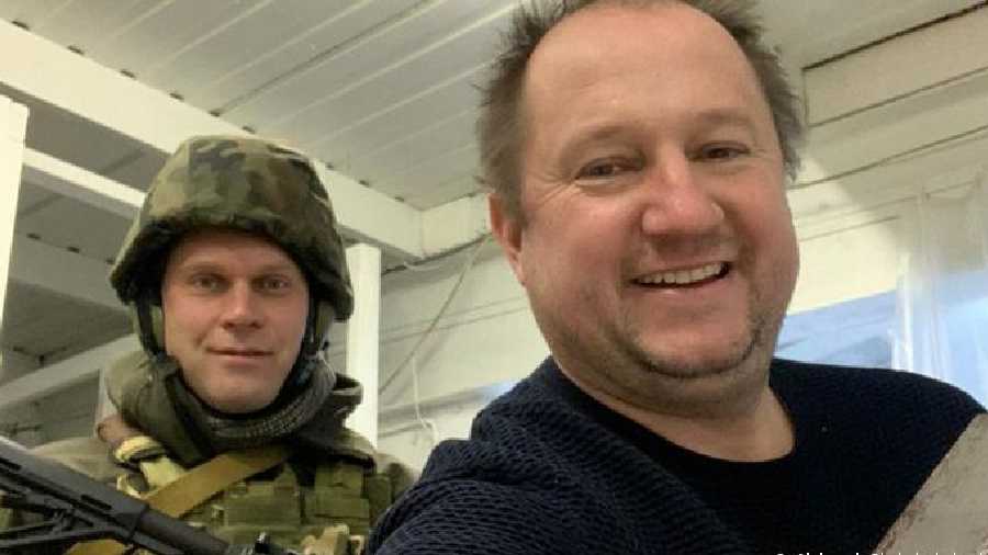 Art dealer Shchelushchenko (r.) with art collector Maksym Cherkasenko (l.), a member of the Kyiv Civil Defense Force involved in the rescue operation