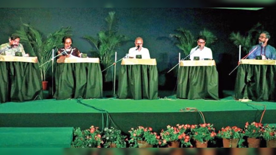 The dramatised reading of Anukul. Asok Ghoshal, Rajrupa Chakraborty, Debashis Barat, Somnath Banerjee, and director Bodhi Brata Das executed the reading in a refreshing manner.
