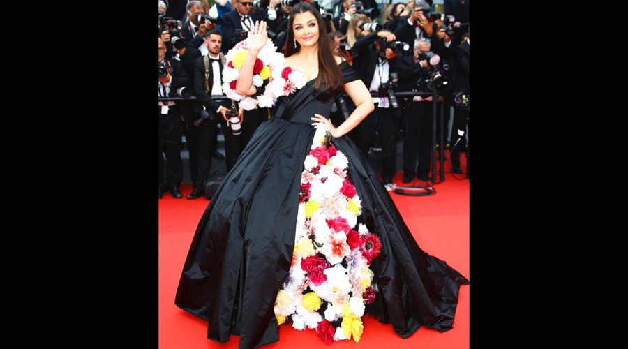  Aishwarya Rai Bachchan made headlines as she walked the red carpet in a custom Dolce & Gabbana gown