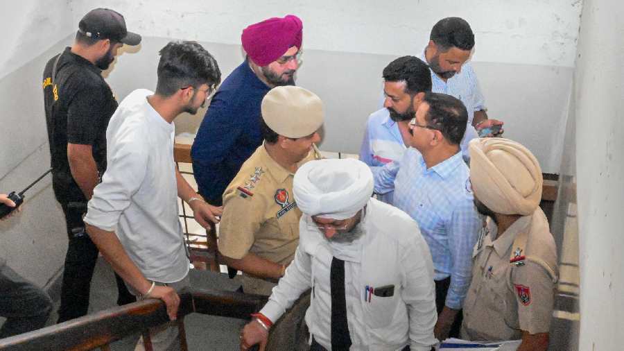 Navjot Sidhu on 'maun vrat', Ludhiana MP Bittu skips meeting him inside  Patiala jail : The Tribune India